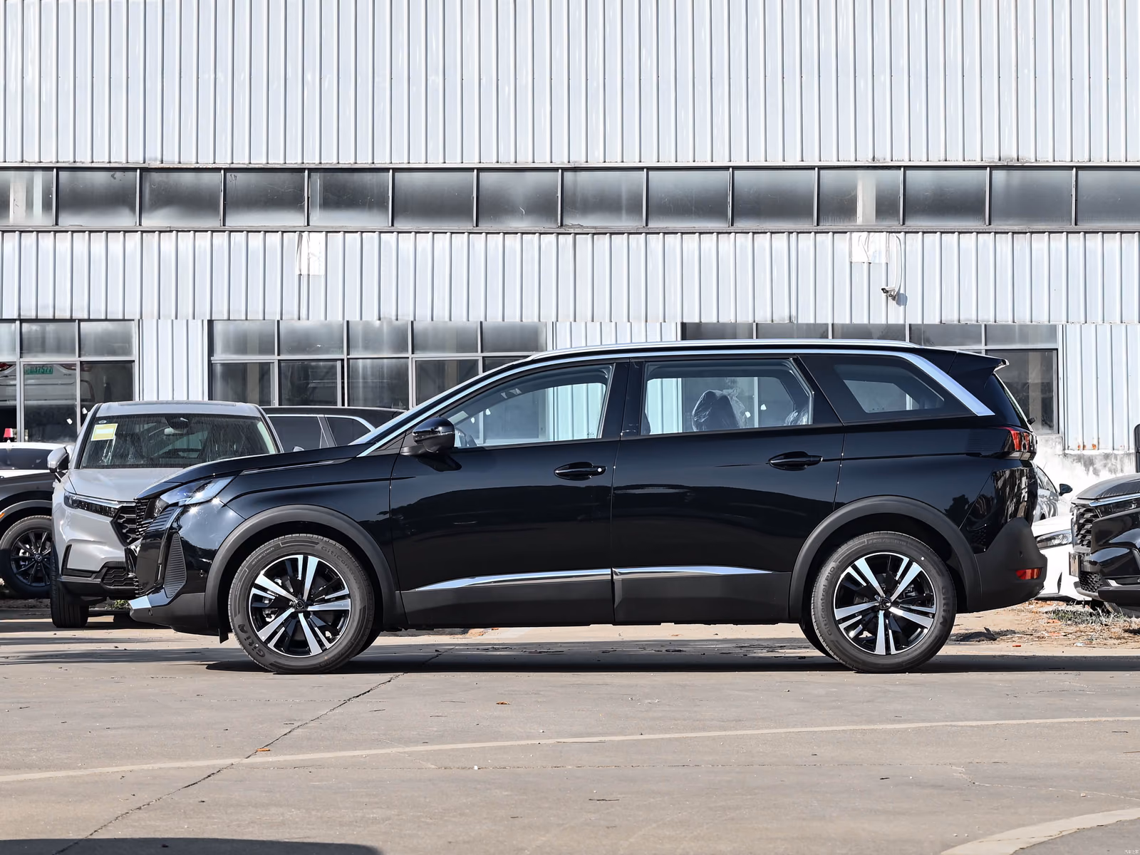 Peugeot 5008 — семиместный кузов в профиль