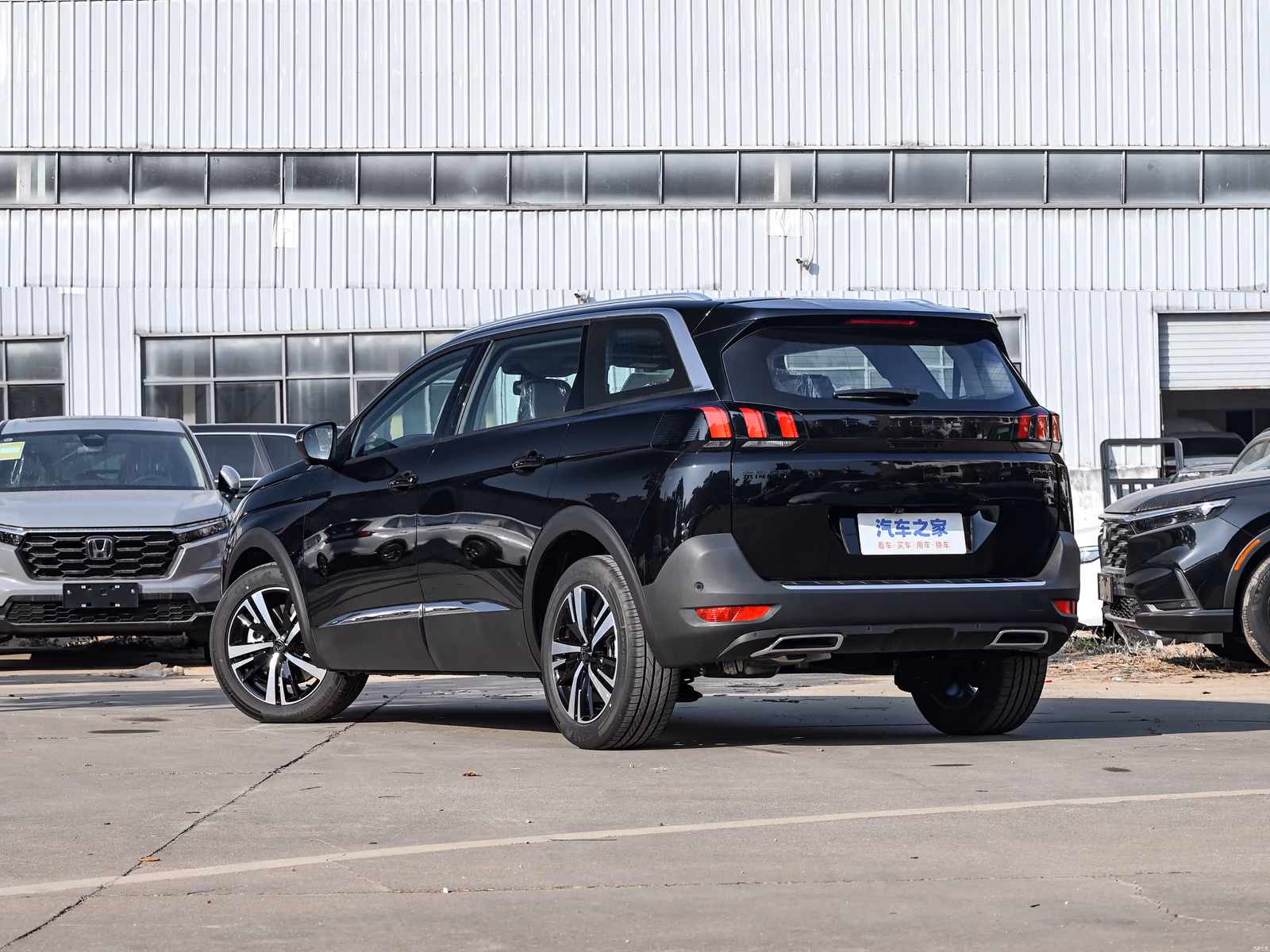 Peugeot 5008 — задняя часть в три четверти