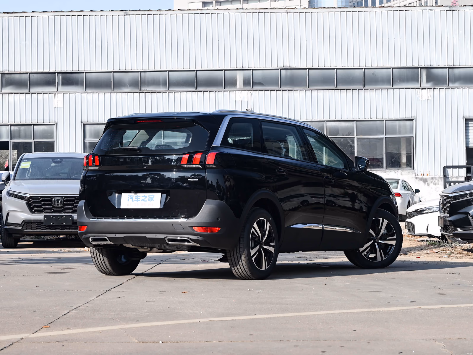 Peugeot 5008 — задняя часть с другой стороны