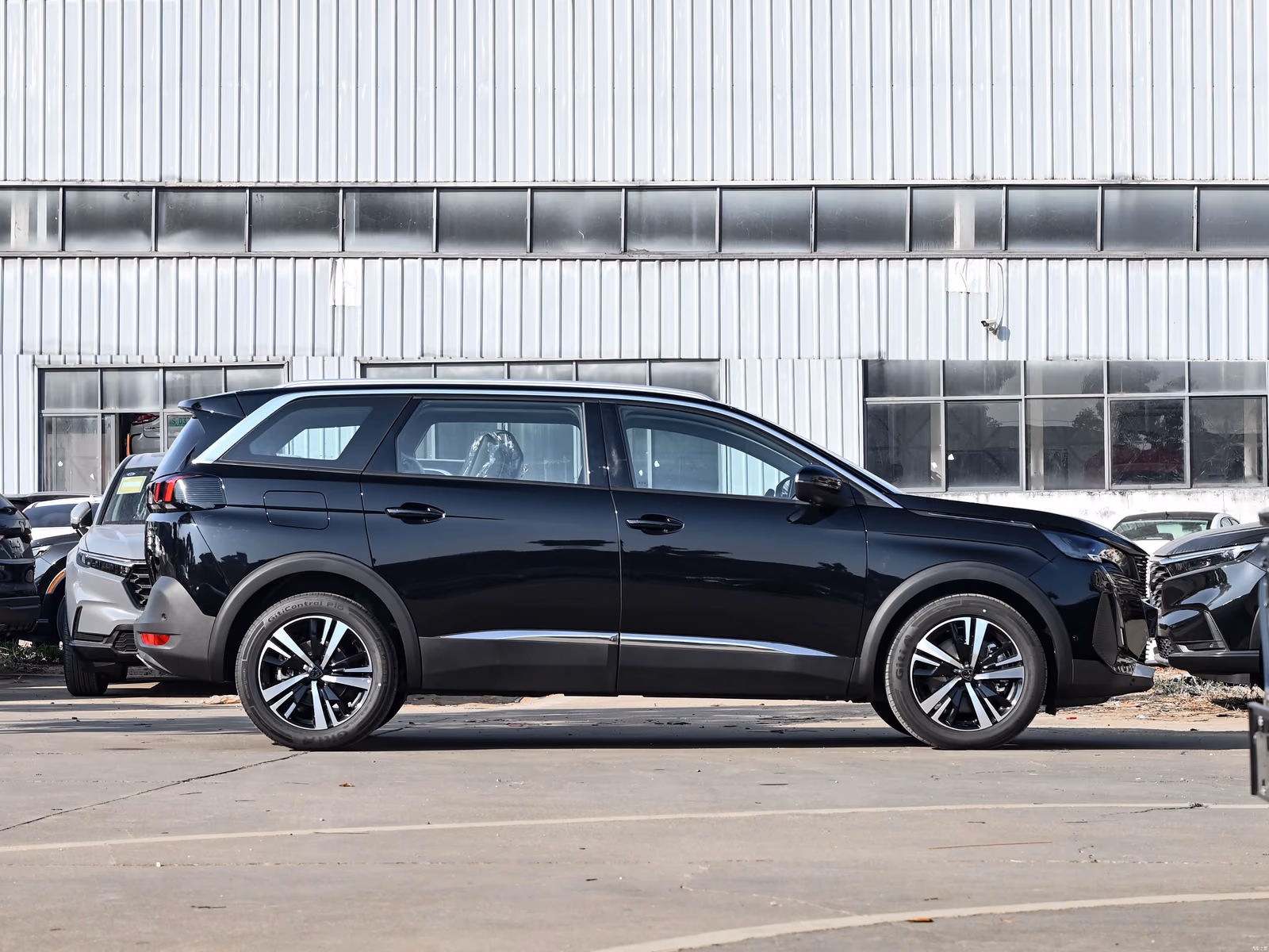 Peugeot 5008 — второй профильный ракурс