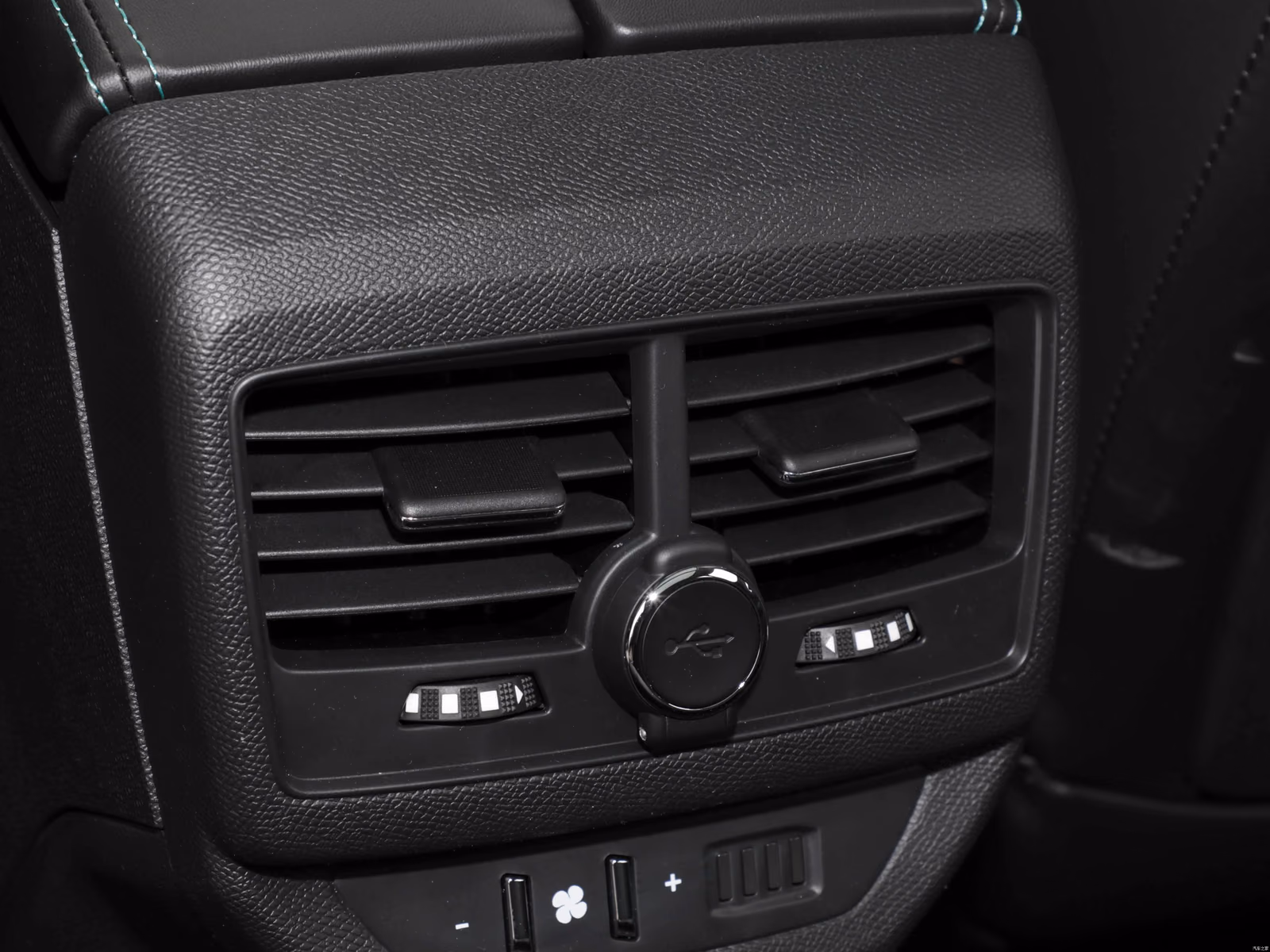 Дефлекторы второго ряда Peugeot 5008