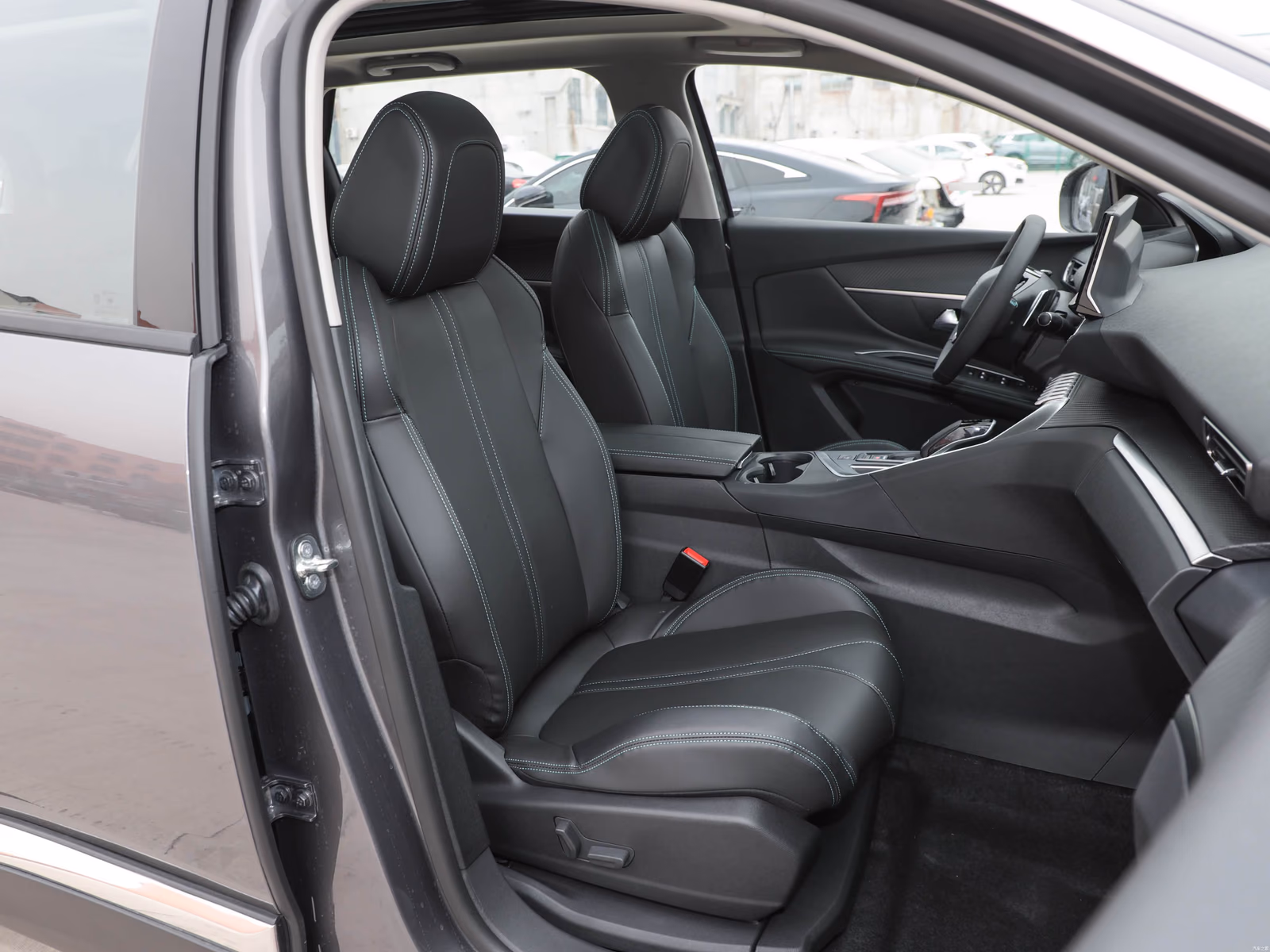 Передние кресла Peugeot 5008