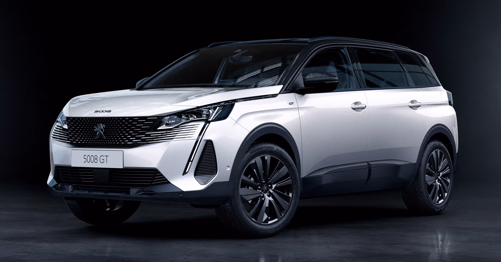 Белый Peugeot 5008 GT, вид спереди в три четверти