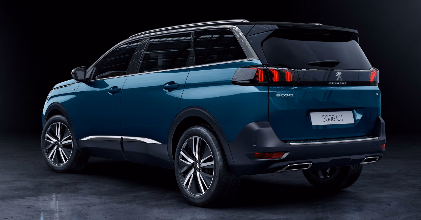 Peugeot 5008 GT, вид сзади в три четверти