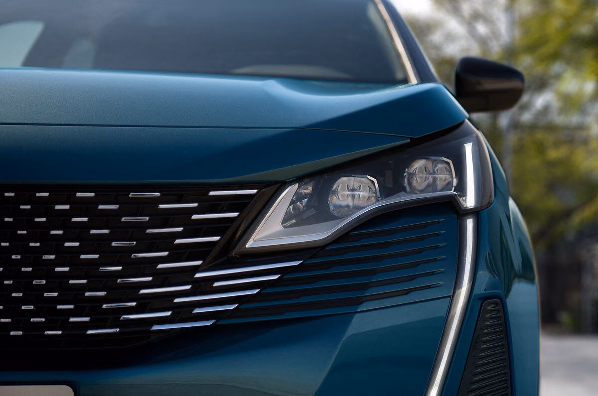 Безрамочная решётка и фара Peugeot 5008