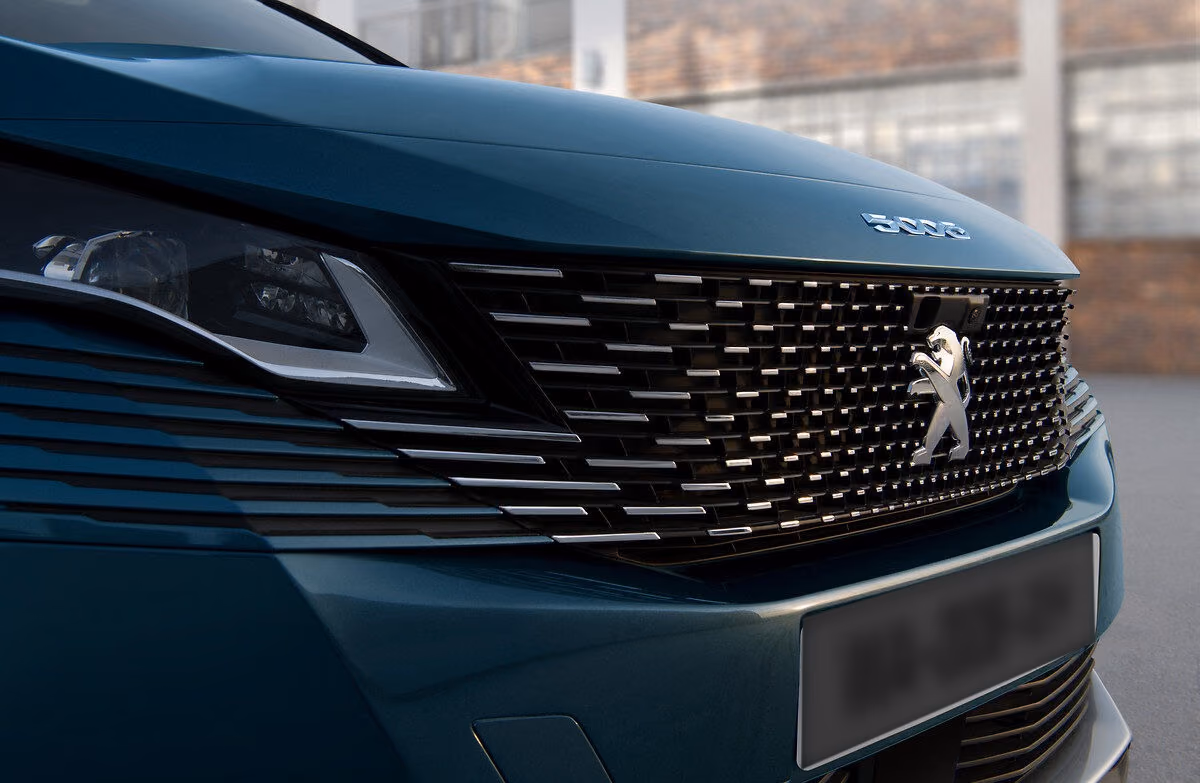 Решётка радиатора Peugeot 5008 крупным планом