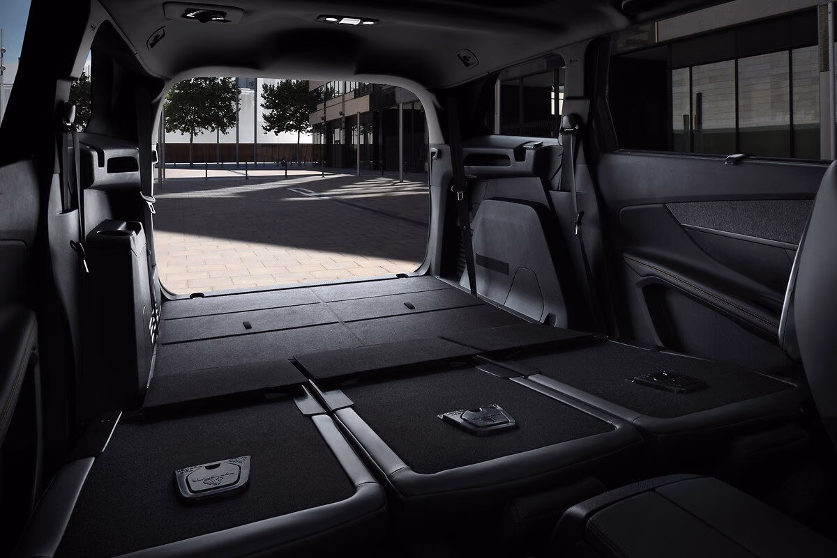 Сложенные сиденья и ровный пол Peugeot 5008