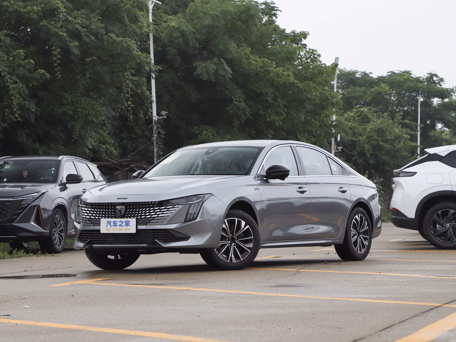 Peugeot 508L — длиннобазный седан спереди в три четверти