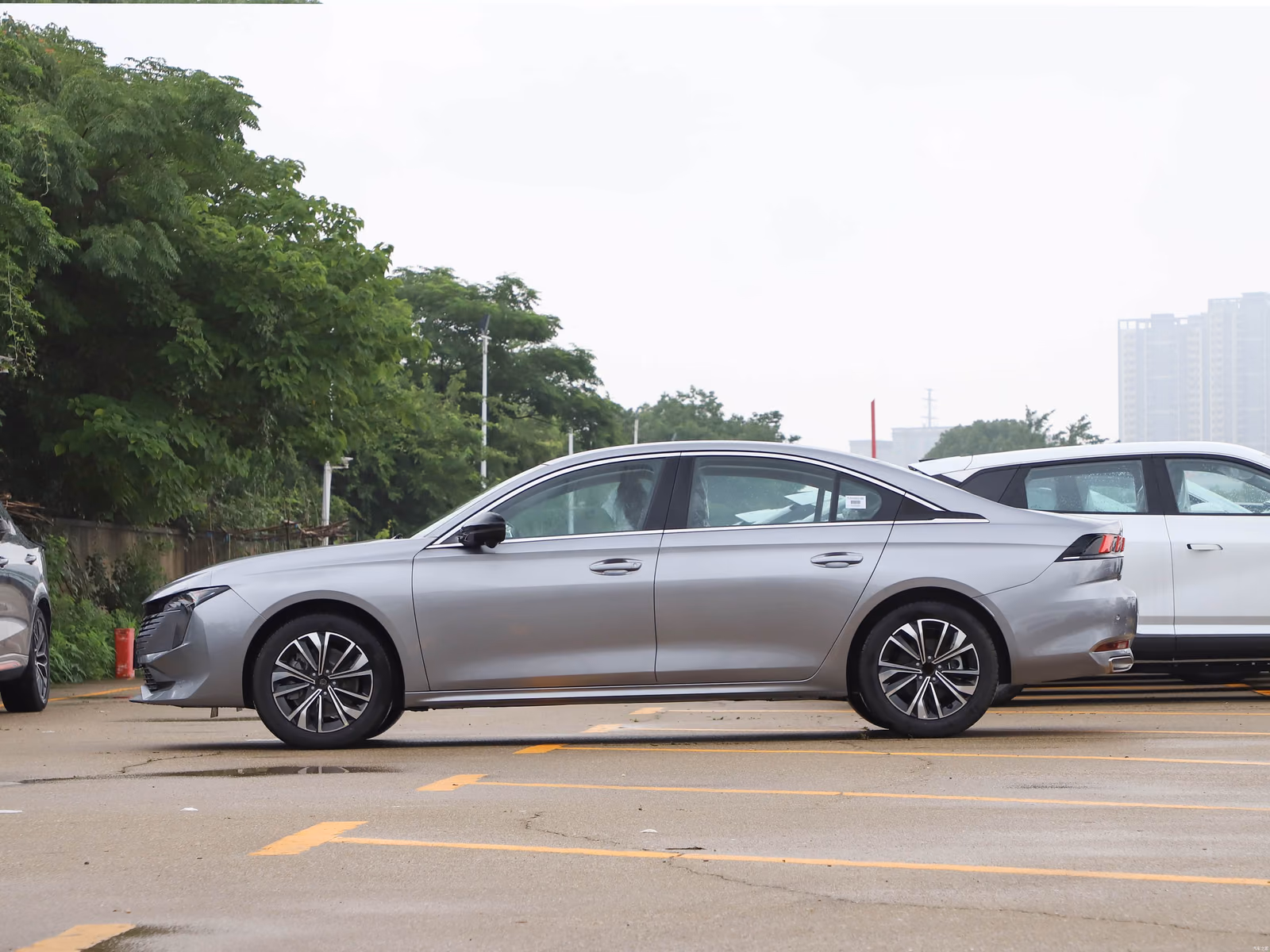 Peugeot 508L — удлинённый кузов в профиль
