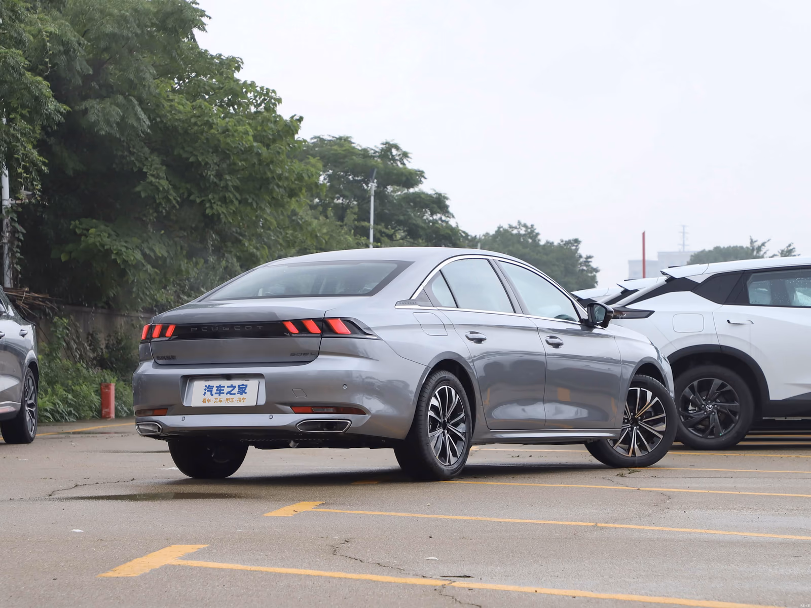 Peugeot 508L — задняя часть с другой стороны