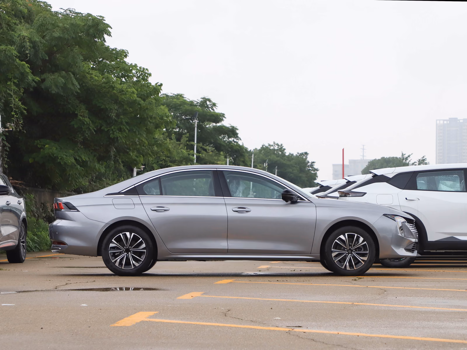 Peugeot 508L — второй профильный ракурс