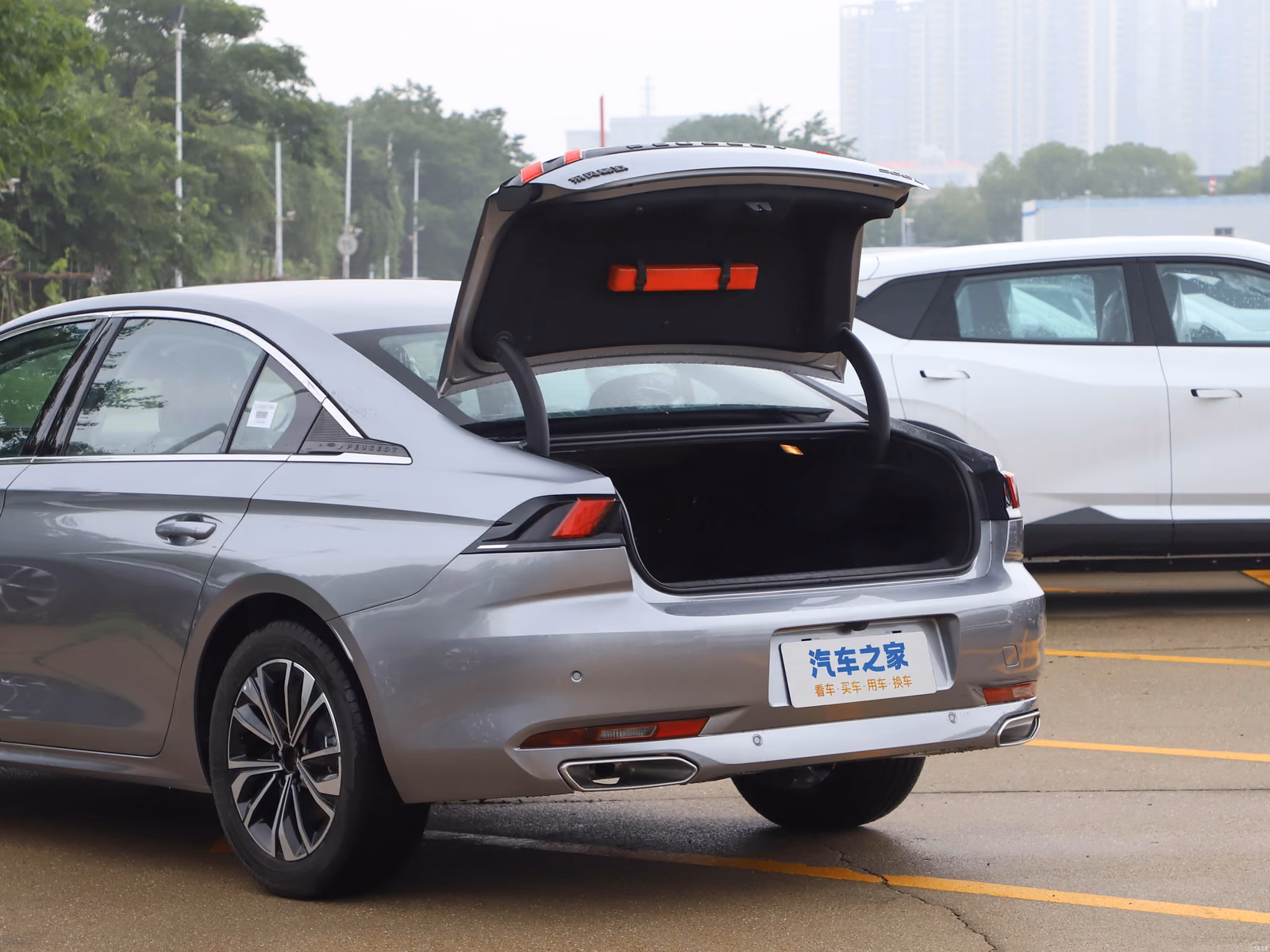 Открытый багажник Peugeot 508