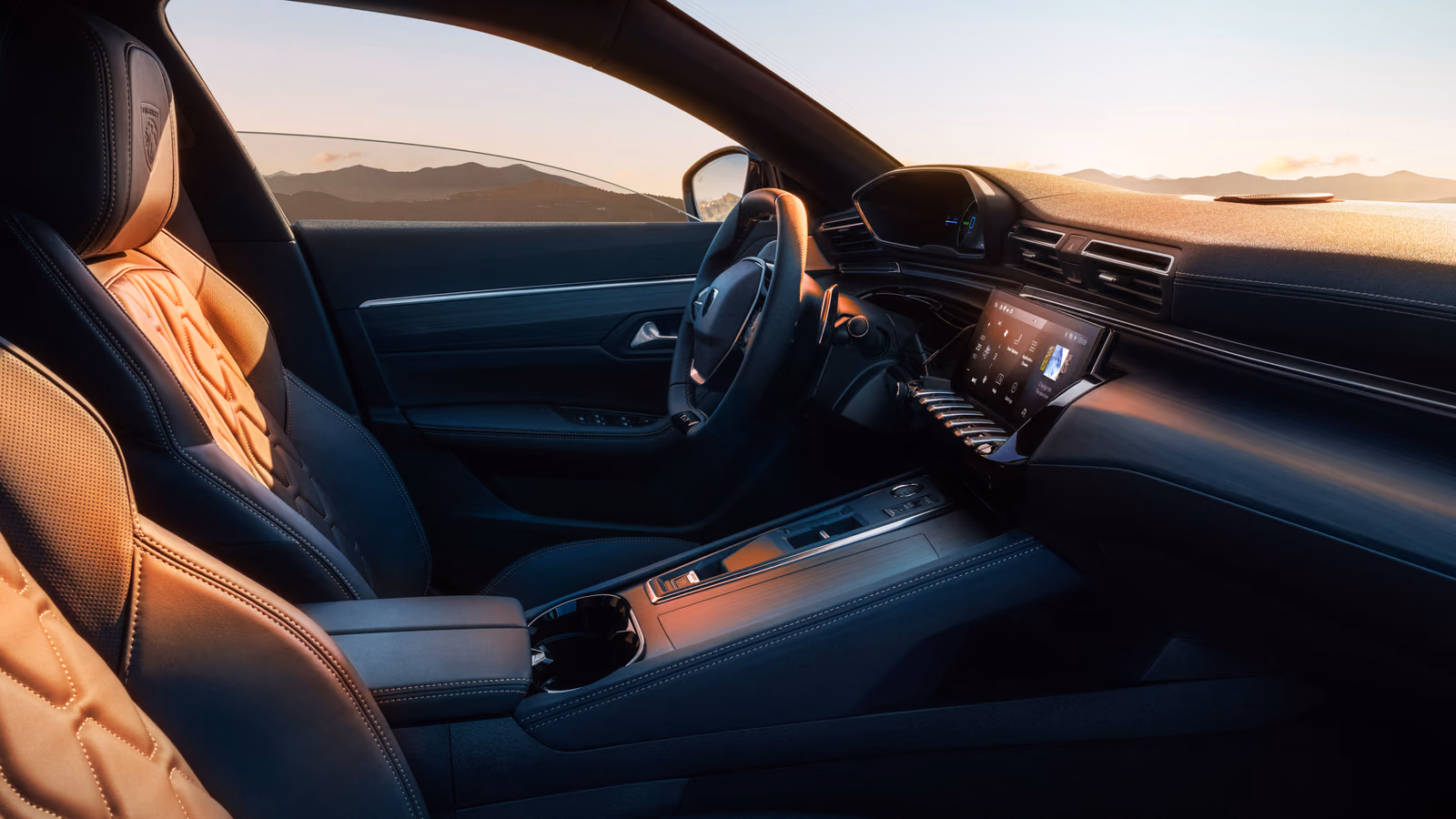 Peugeot 508 — передняя панель и руль