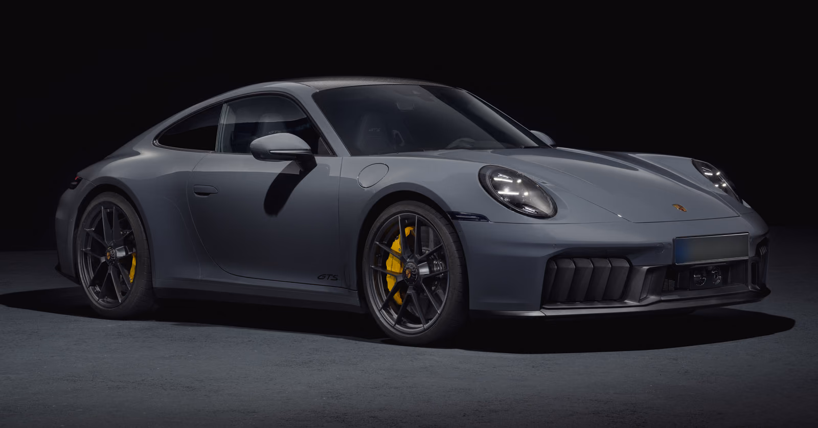 Porsche 911 — вид спереди в три четверти на студийном фоне