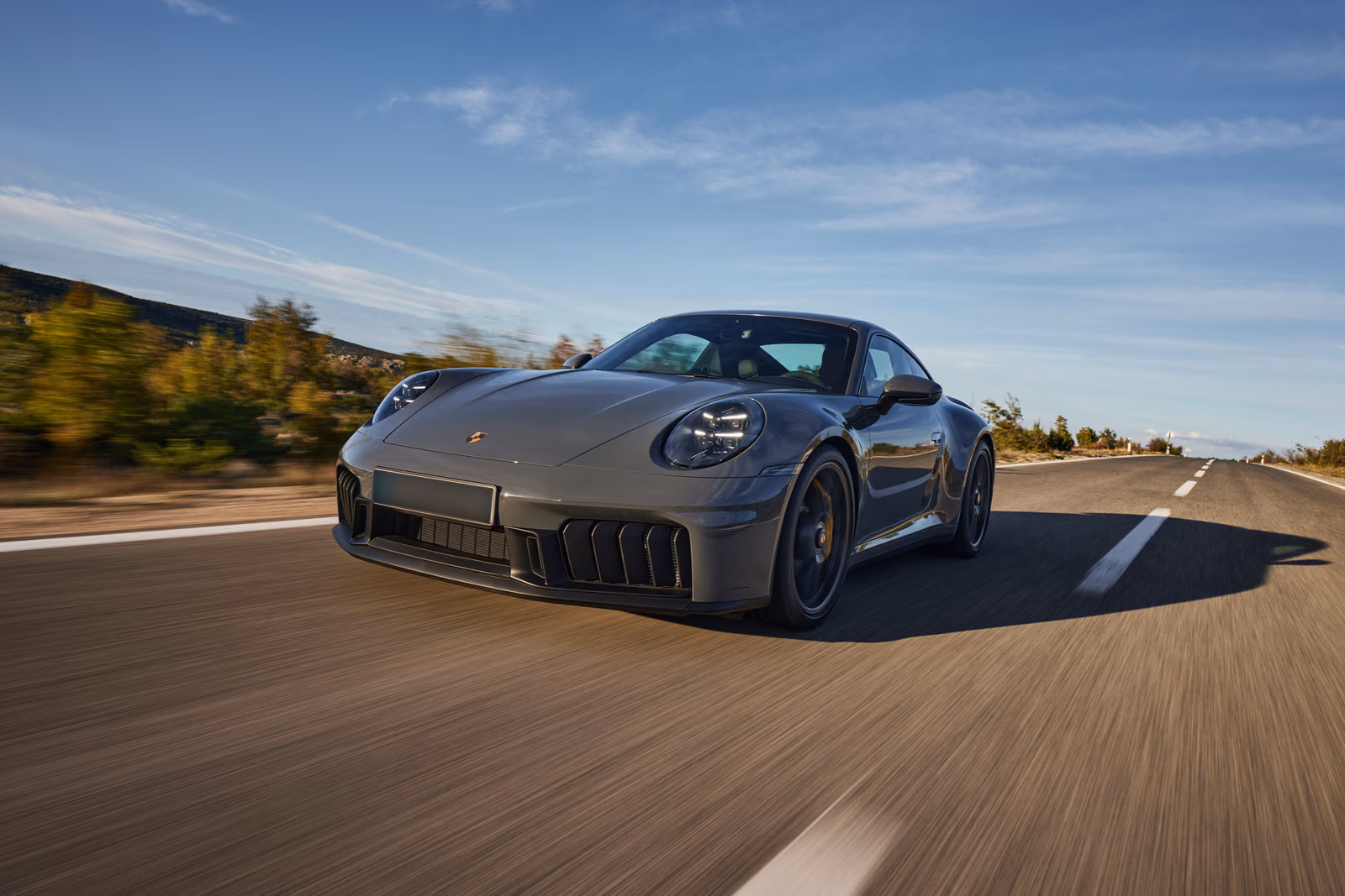 Porsche 911 Carrera GTS — вид спереди на трассе