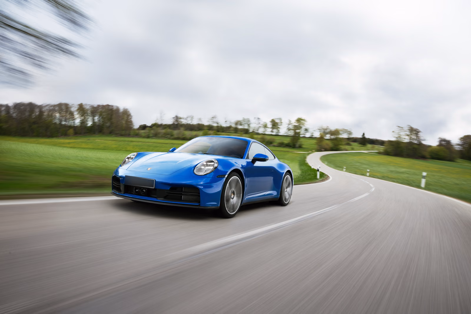 Porsche 911 Carrera — вид спереди в три четверти на загородной дороге