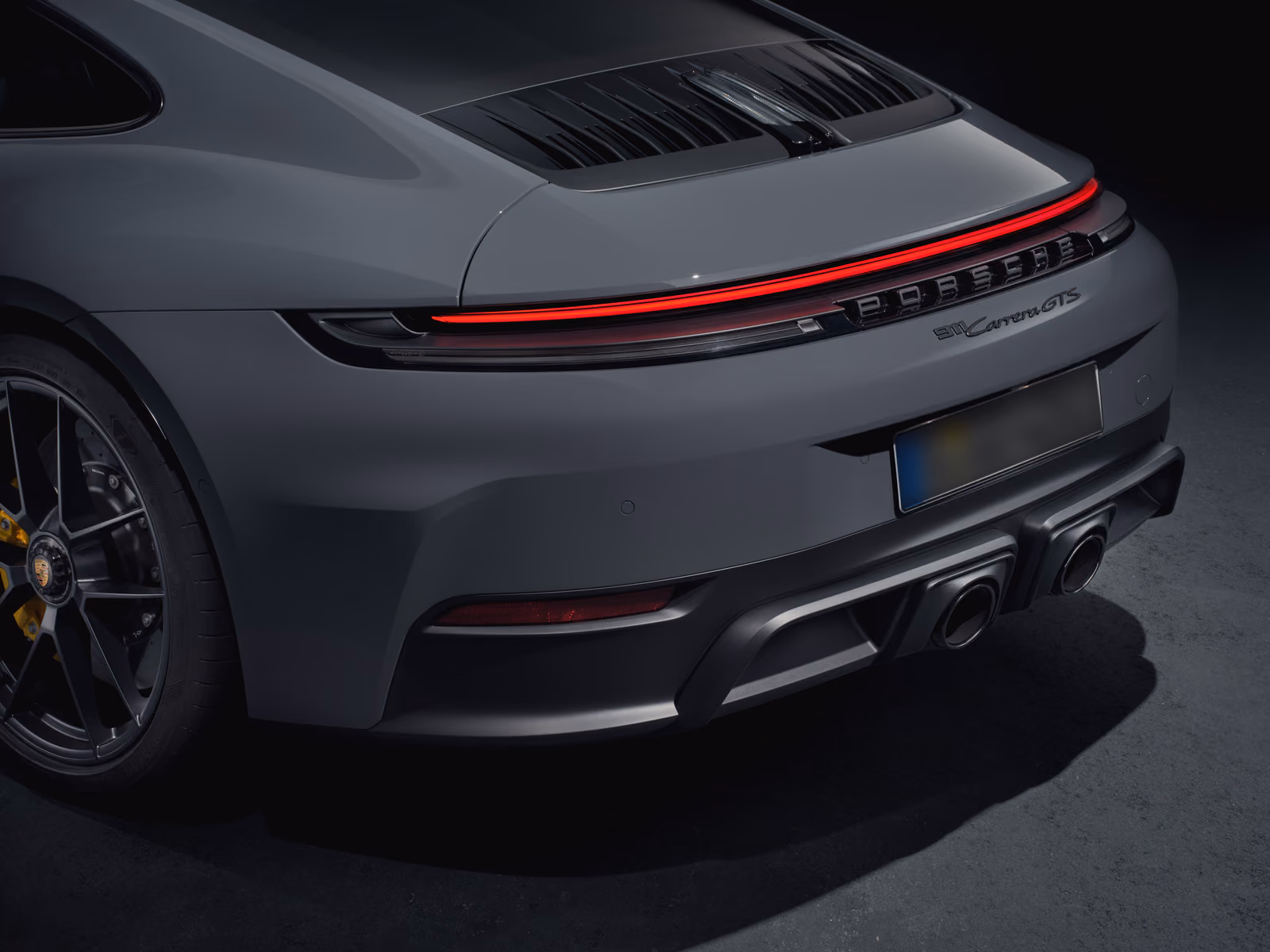 Porsche 911 — корма с задним фонарём и выхлопом