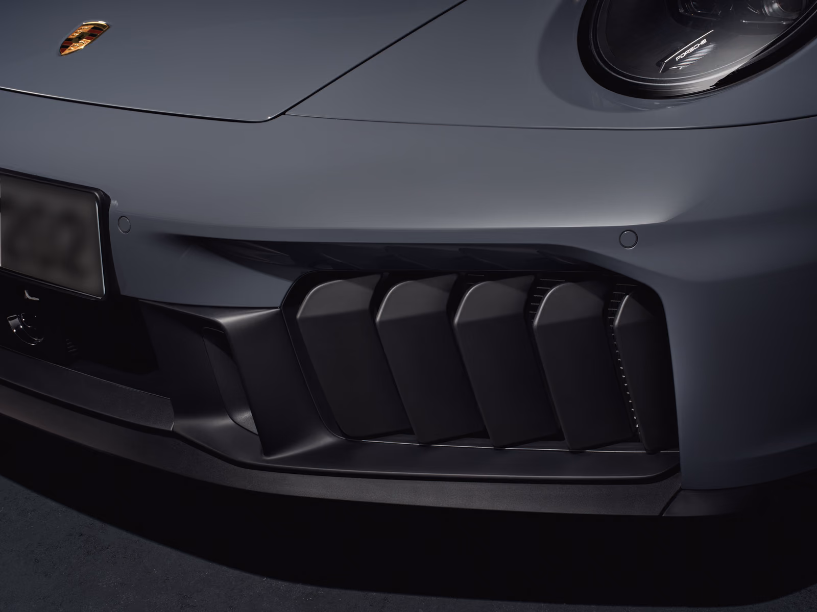 Porsche 911 Carrera GTS — передний бампер с адаптивными вертикальными заслонками