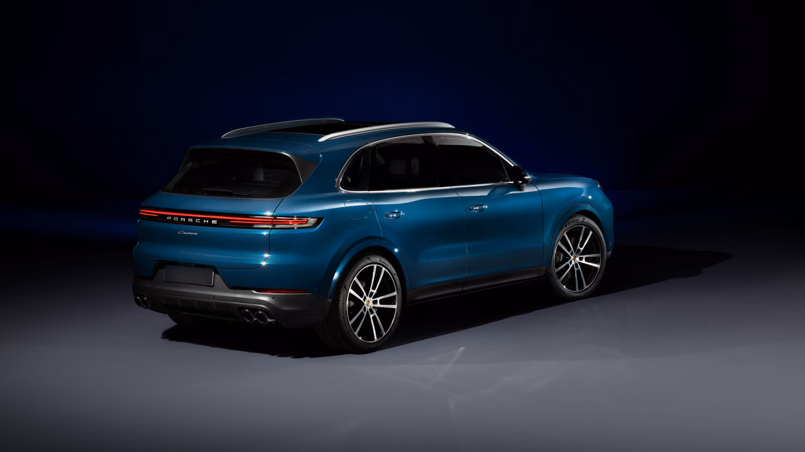 Porsche Cayenne 2024 в студии, вид сзади в три четверти