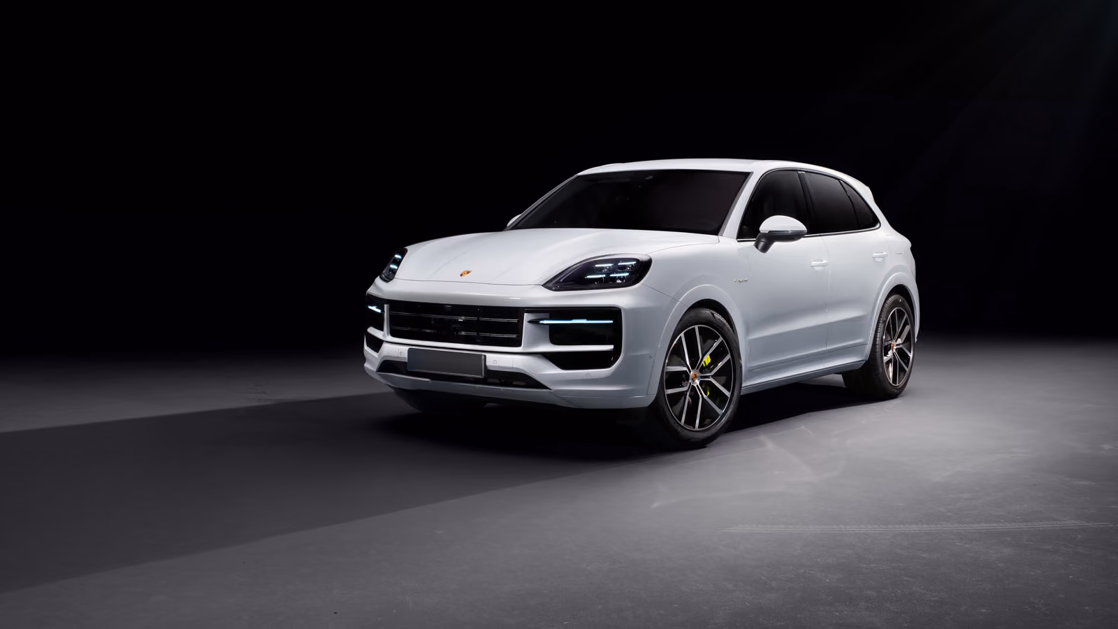 Белый Porsche Cayenne, вид спереди в три четверти