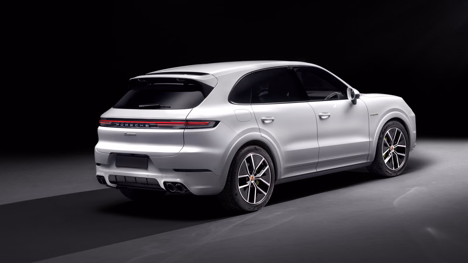 Белый Porsche Cayenne, вид сзади в три четверти