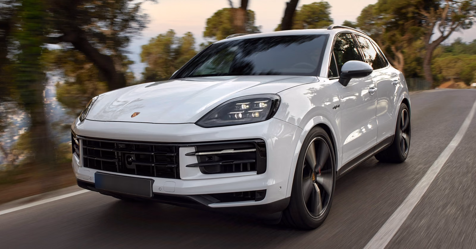 Porsche Cayenne S E-Hybrid на дороге, вид спереди в три четверти