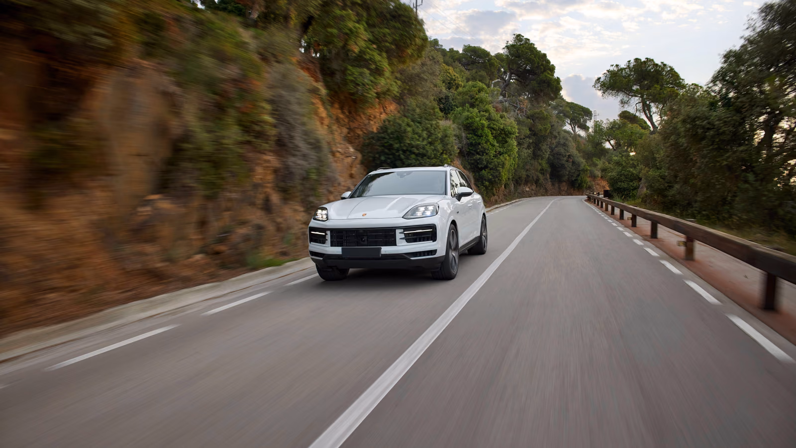 Porsche Cayenne S E-Hybrid в движении, вид спереди