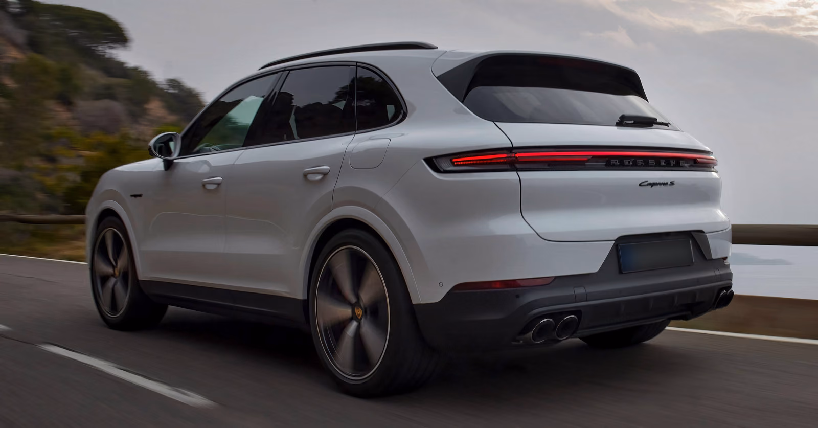Porsche Cayenne S E-Hybrid на горной дороге, вид сзади в три четверти