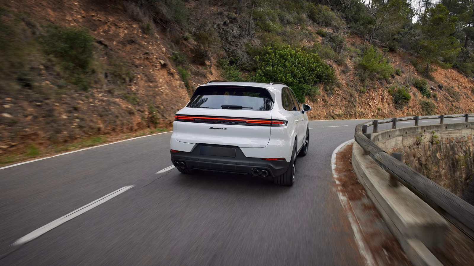 Porsche Cayenne S E-Hybrid на серпантине