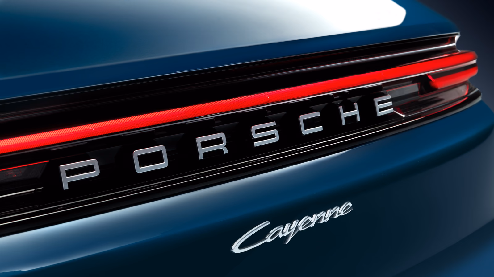 Световая полоса и надпись Porsche на крышке багажника
