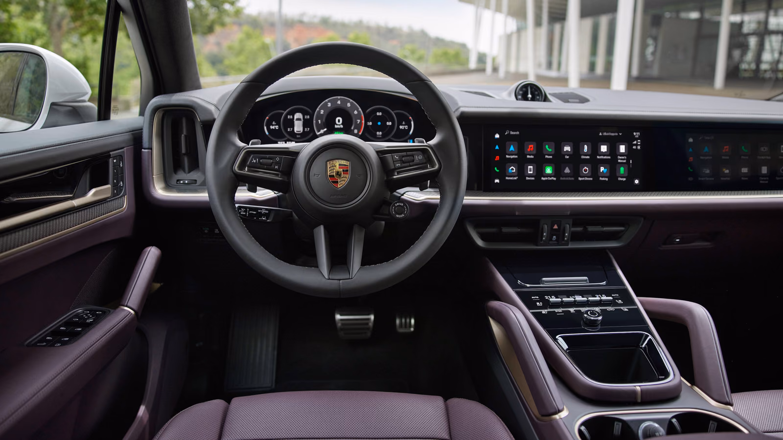 Передняя панель Porsche Cayenne 2024 с тремя дисплеями