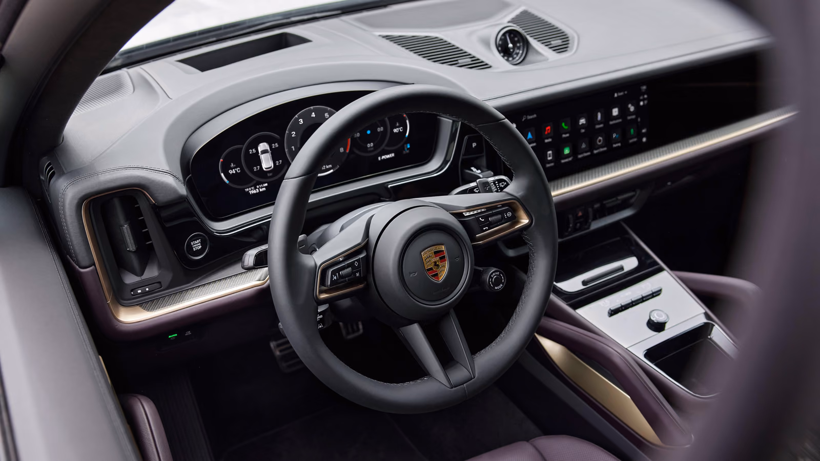 Водительское место Porsche Cayenne 2024