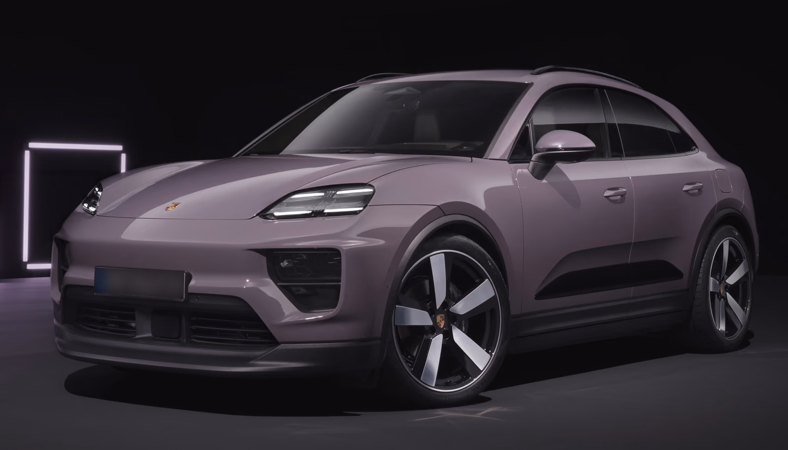 Электрический Porsche Macan 4 в студии, вид спереди в три четверти