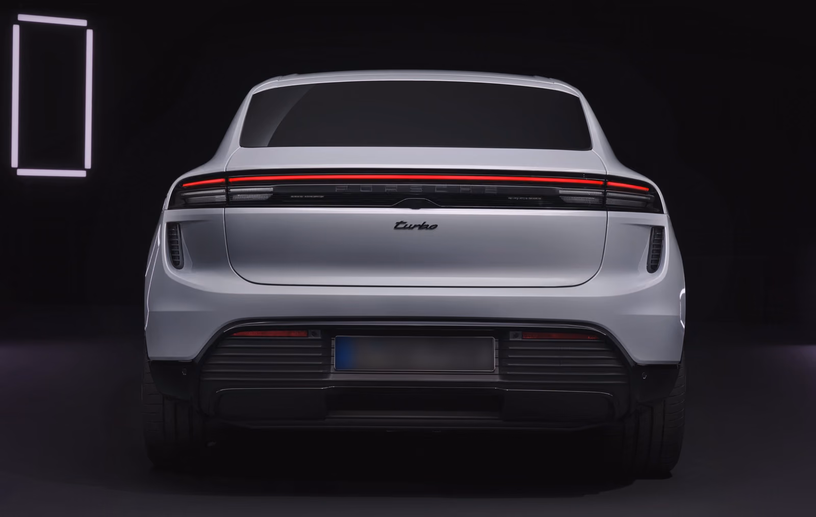 Porsche Macan Turbo, вид сзади в три четверти