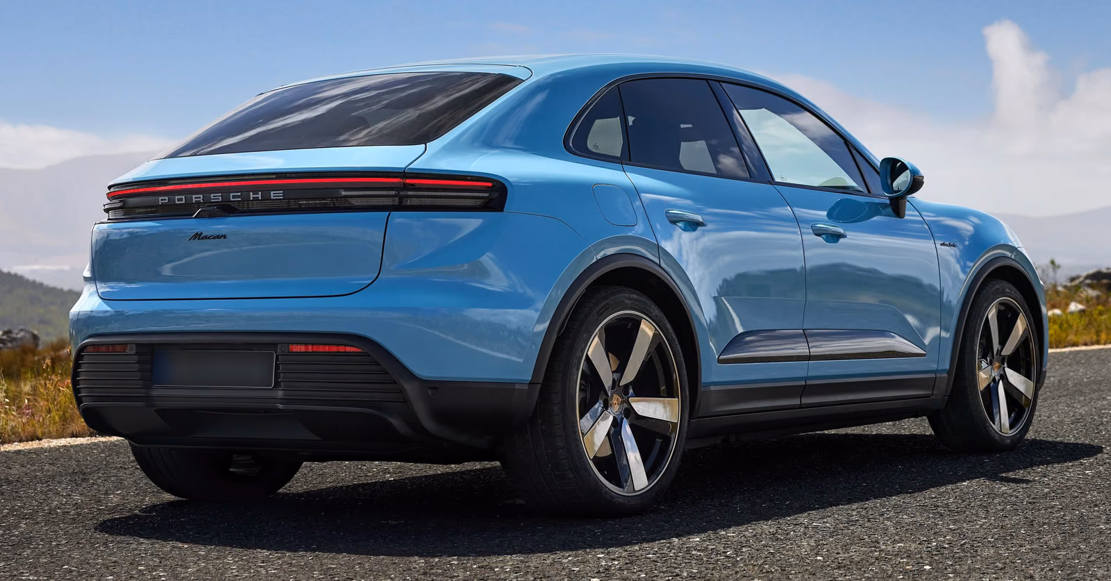 Porsche Macan Electric на прибрежной дороге