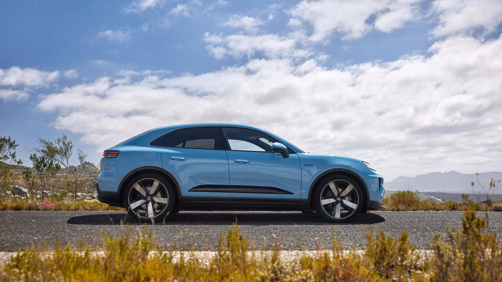 Porsche Macan Electric у океана, вид сбоку