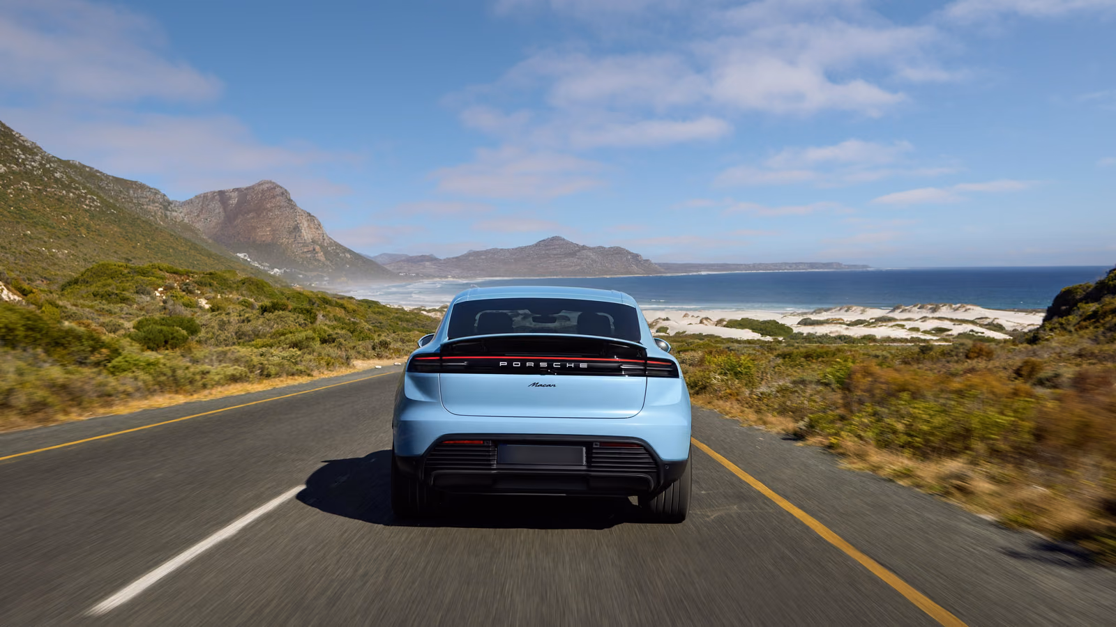 Porsche Macan Electric на горной дороге