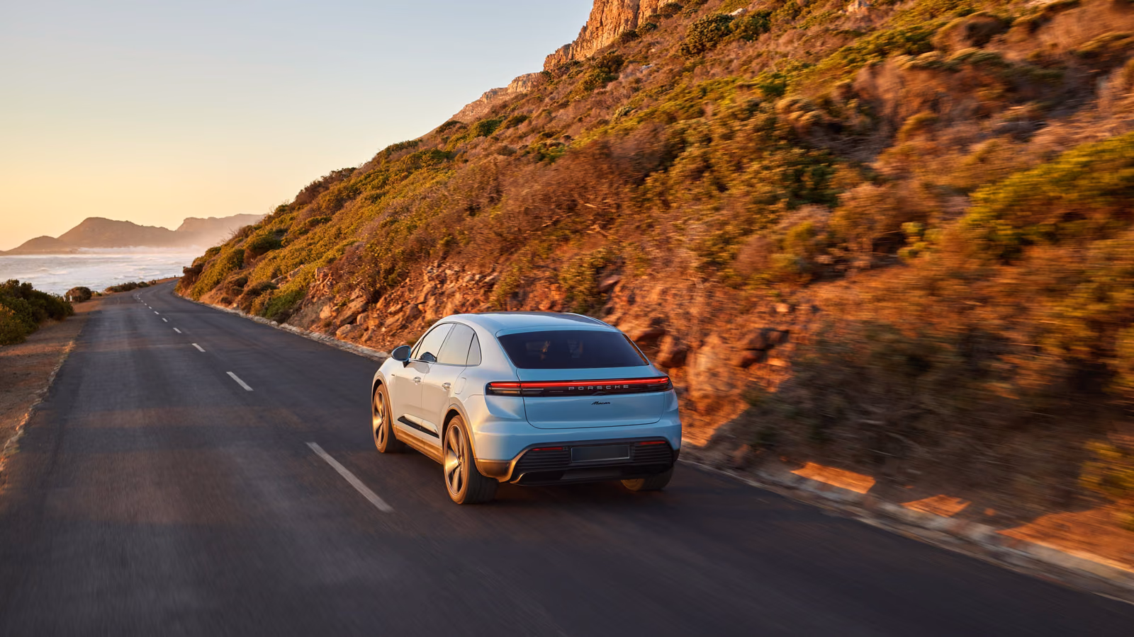 Porsche Macan Electric на закате, вид сзади