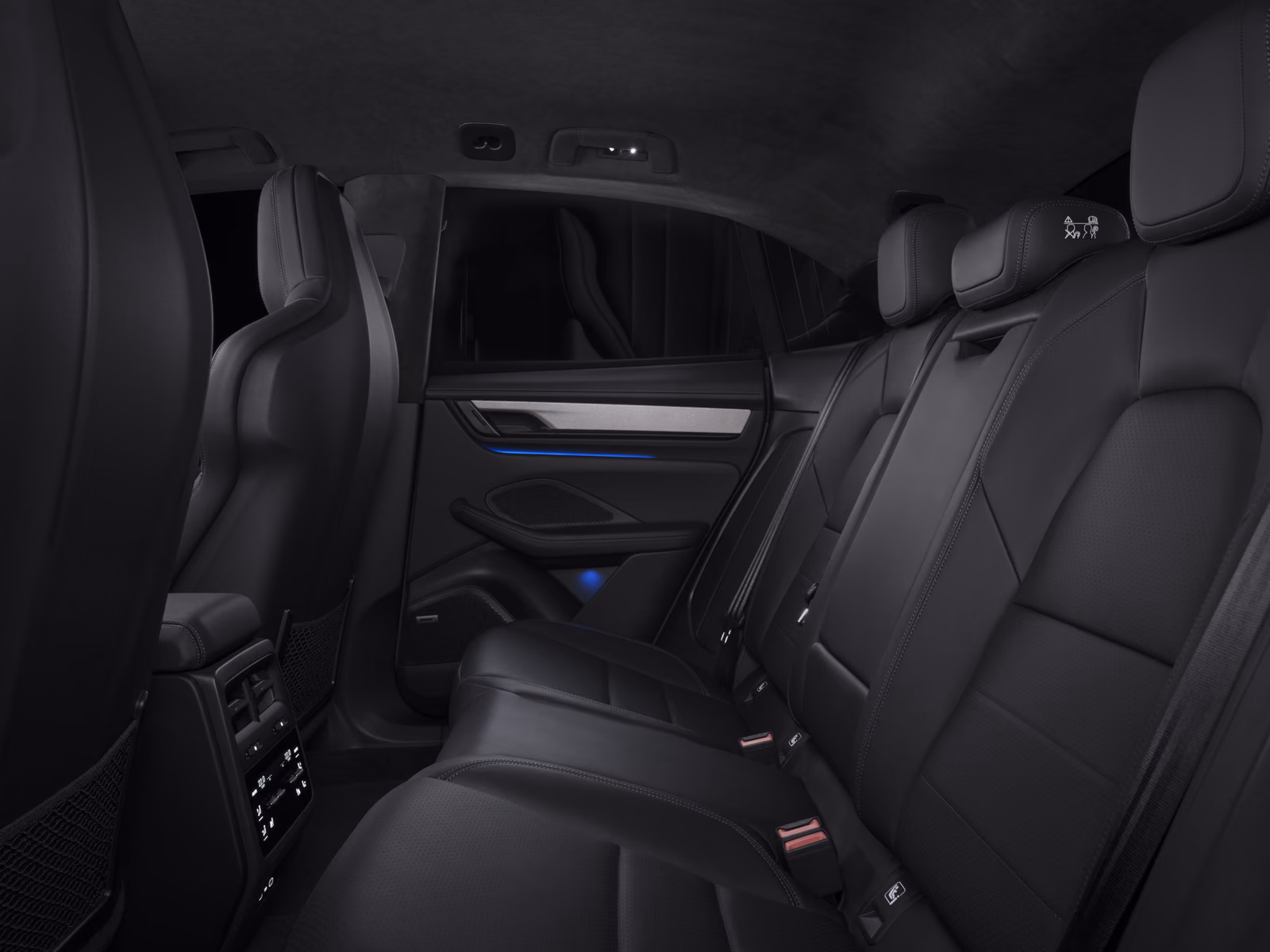 Задний ряд Porsche Macan 4