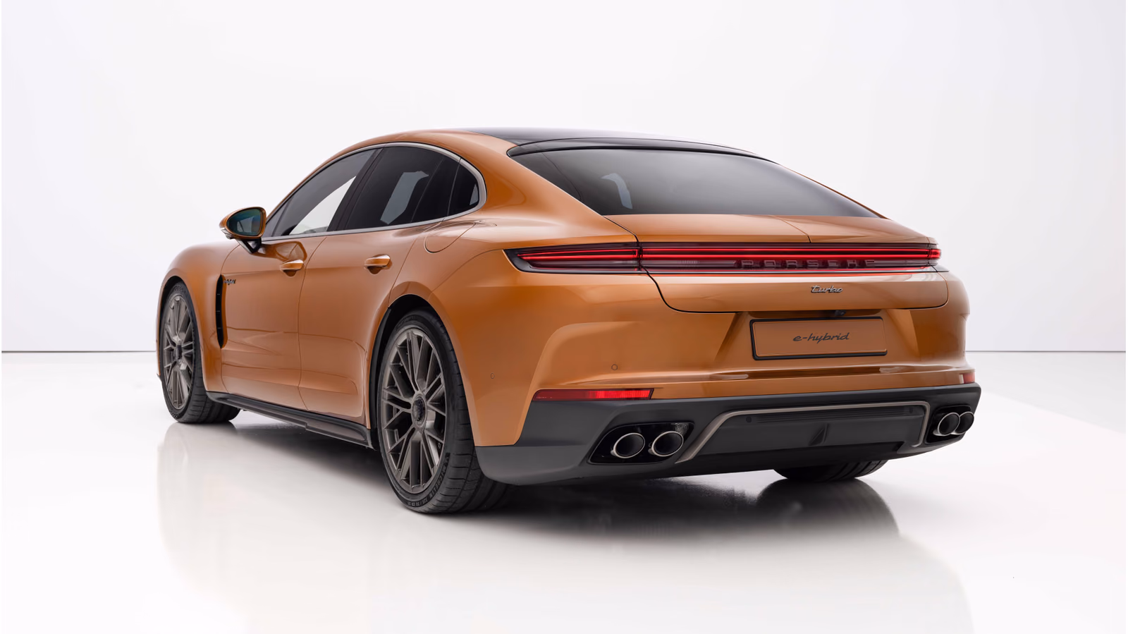 Porsche Panamera — студийный кадр, вид сзади в три четверти
