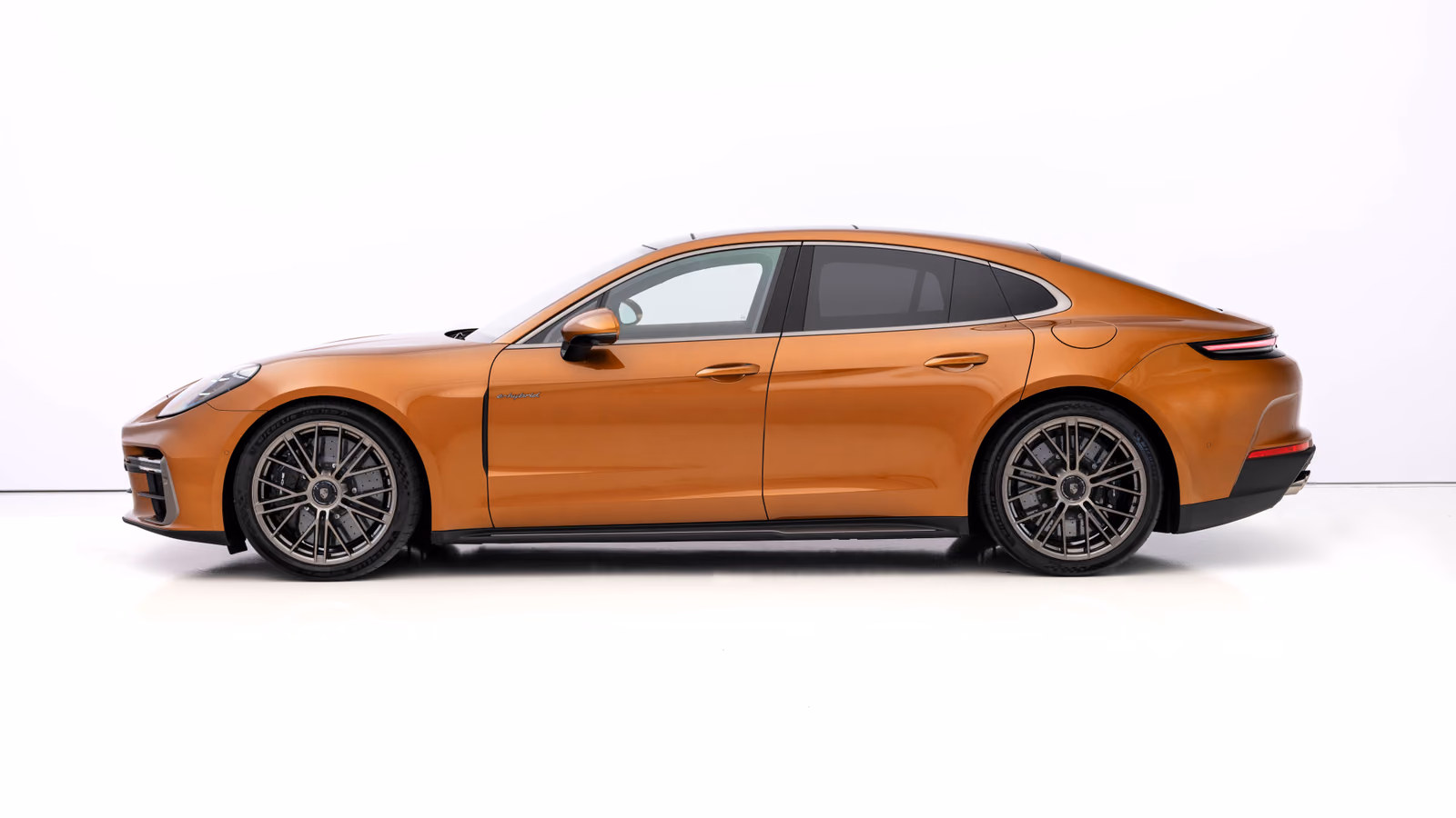 Porsche Panamera — профиль кузова на студийном фоне
