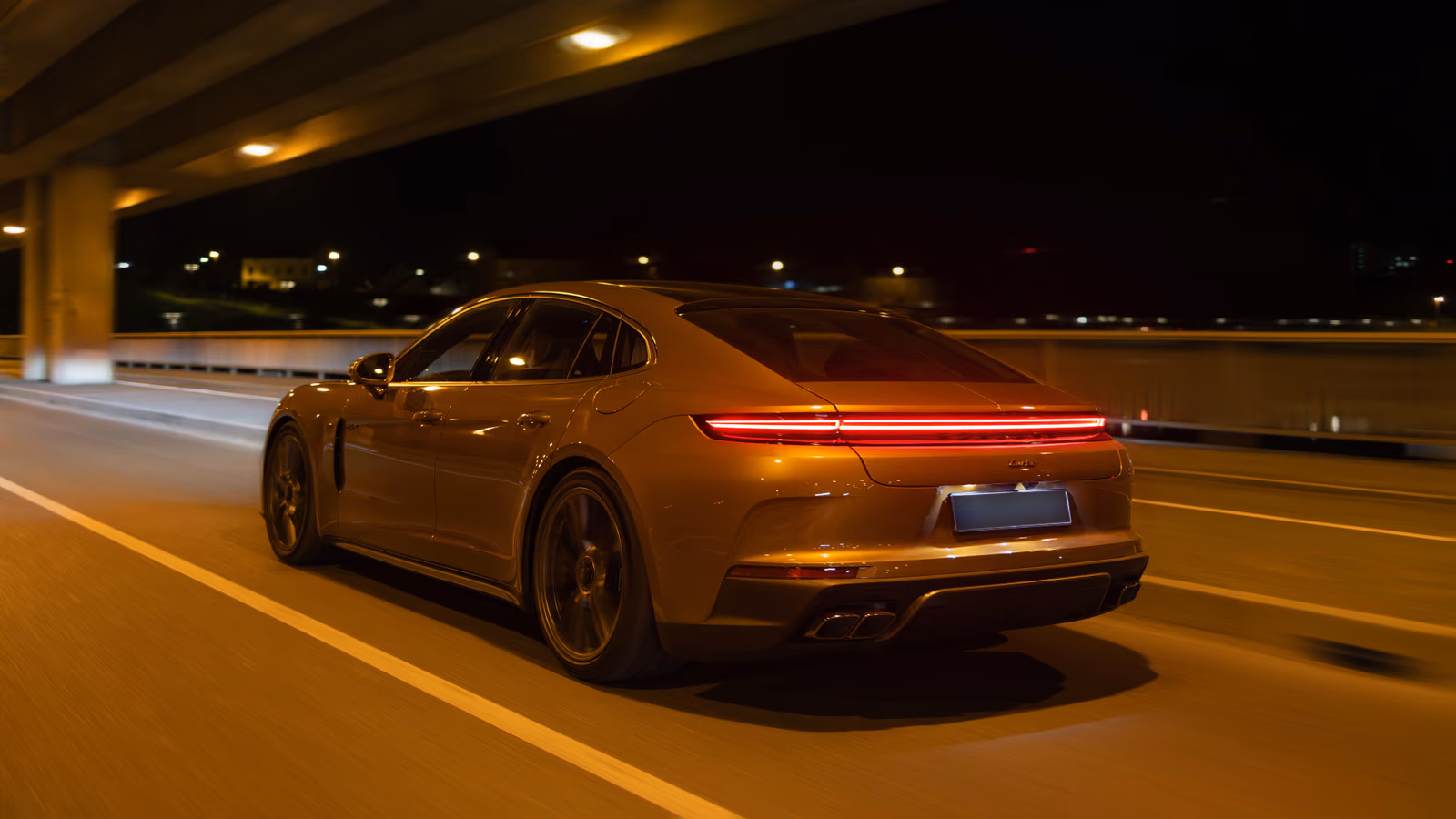 Porsche Panamera ночью: подсвеченная задняя оптика под эстакадой