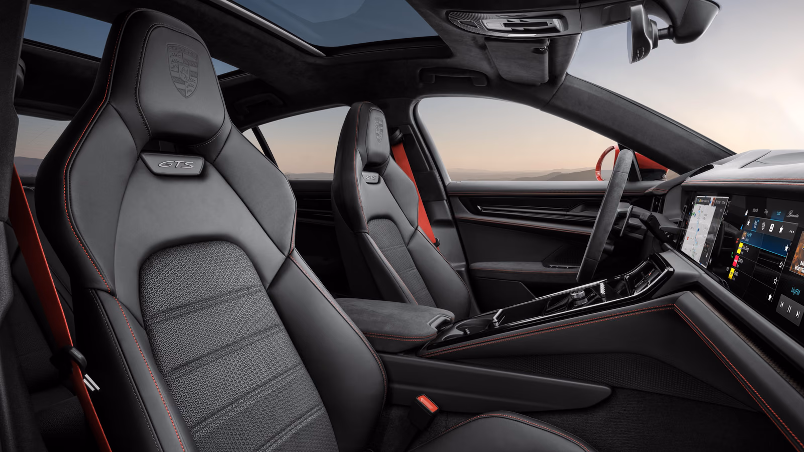 Передние кресла и панорамная крыша Porsche Panamera