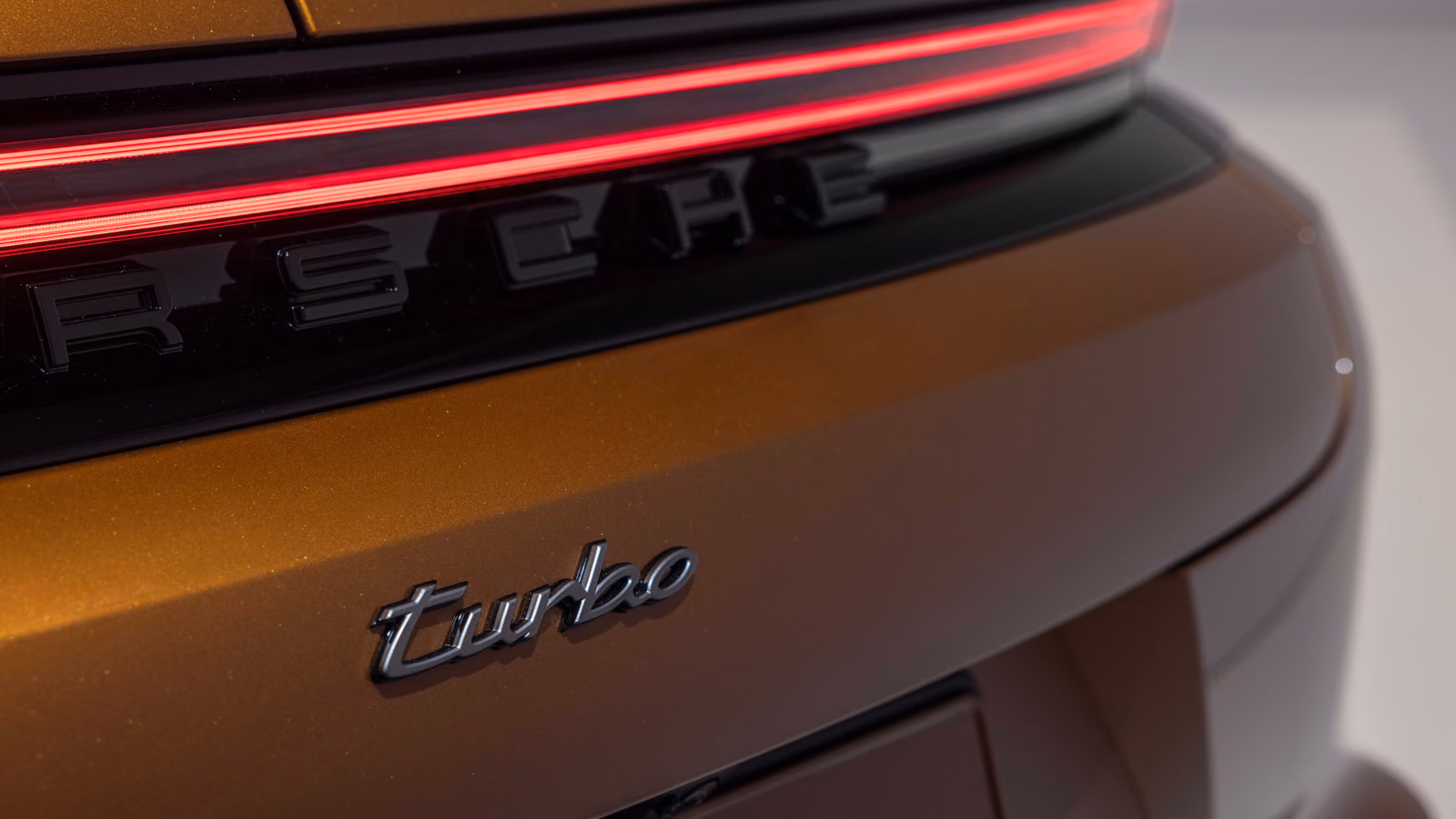 Сплошная светодиодная полоса задних фонарей и шильдик Turbo