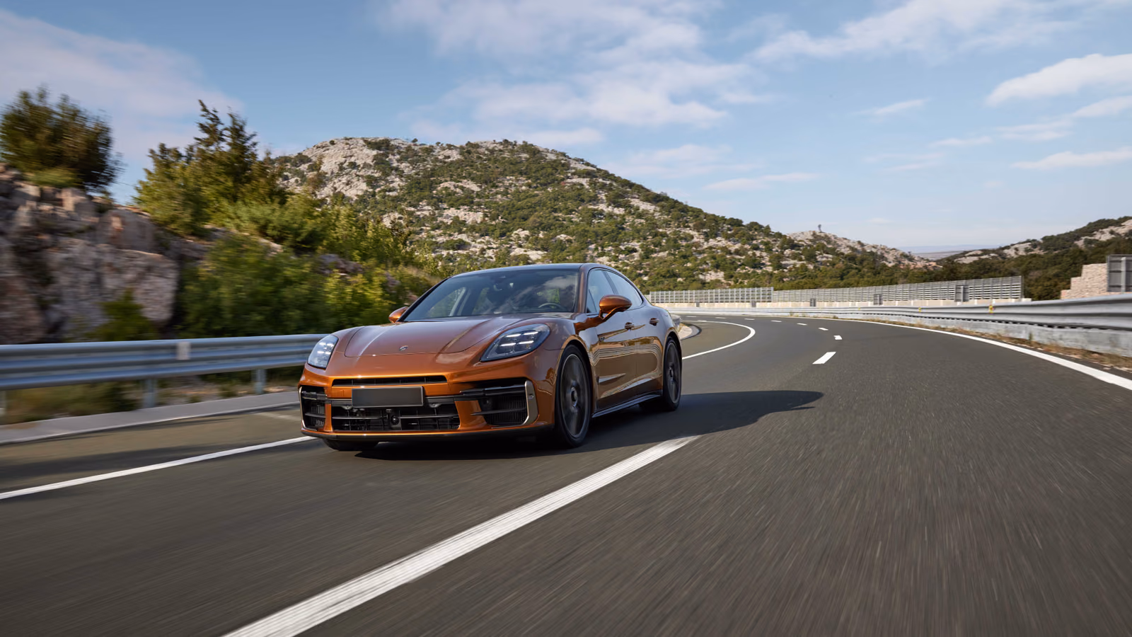 Porsche Panamera на горной трассе