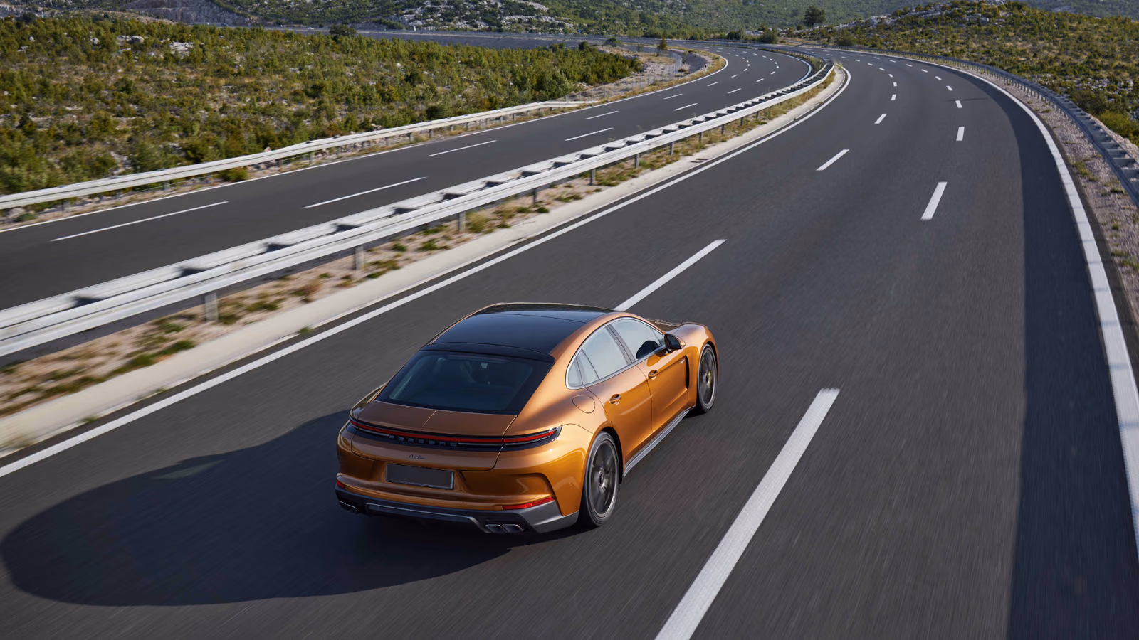 Porsche Panamera сверху на шоссе
