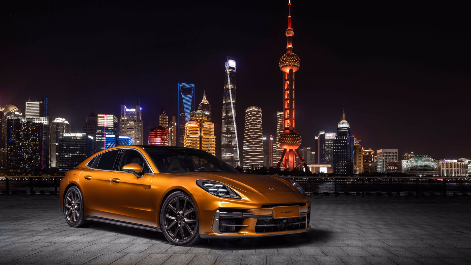Porsche Panamera на фоне ночного Шанхая