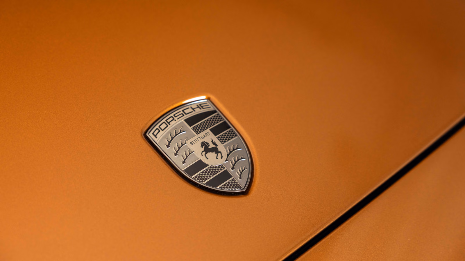 Эмблема Porsche на капоте Panamera