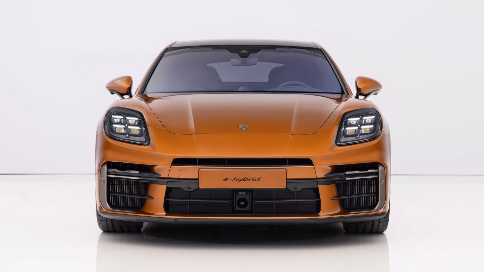 Porsche Panamera в студии, фронтальный вид