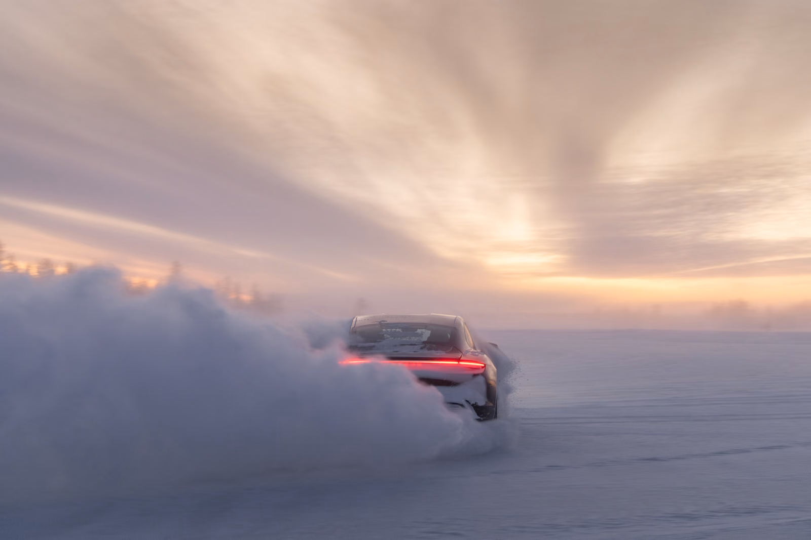 Porsche Taycan 4 на зимней трассе в Леви